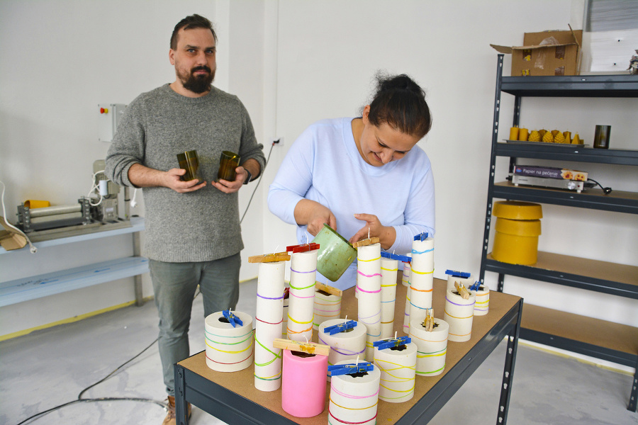 Koordinátor projektu: Včelár David Turčáni ženám pri výrobnom procese pomáha.