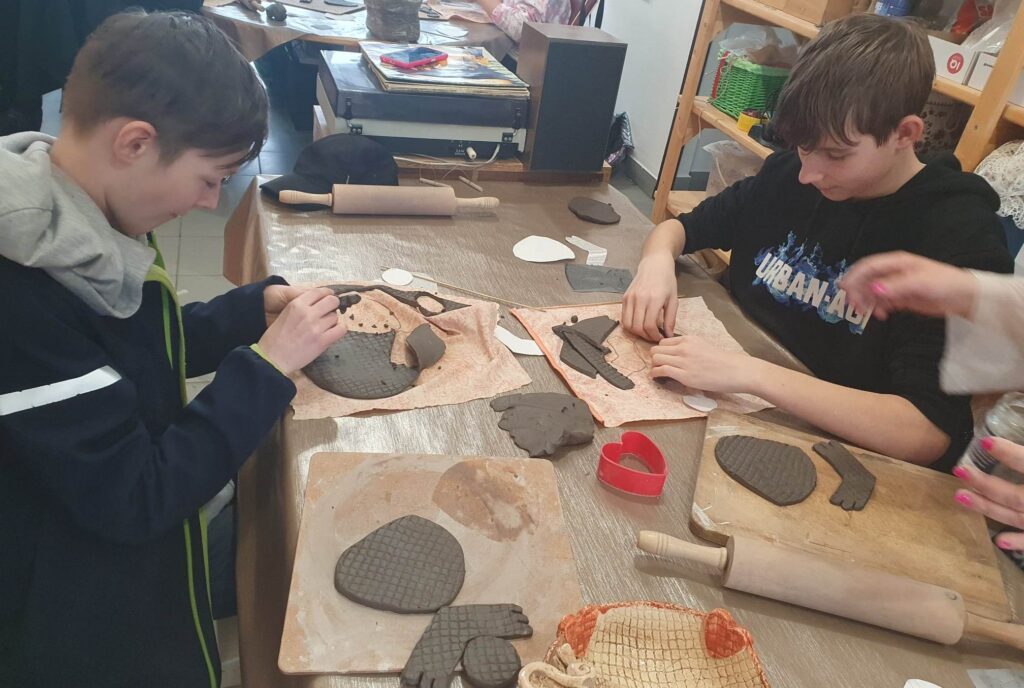 deti tvarujú keramiku